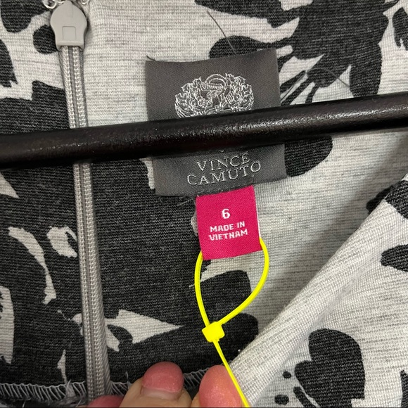 NWT Vince Camuto Long Bell Sleeve Grey & Black Floral Dress Size 6 - Picture 6 of 9